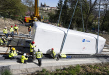 Nové vozy pražské lanovky zamířily na koleje a do stanic dráhy