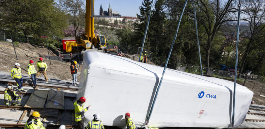 Nové vozy pražské lanovky zamířily na koleje a do stanic dráhy