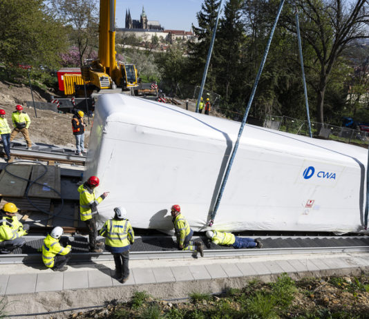 Nové vozy pražské lanovky zamířily na koleje a do stanic dráhy