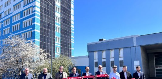 DPP ušetří 152 milionů korun díky EPC od ČEZ ESCO. Má největší fasádní fotovoltaiku v Čechách