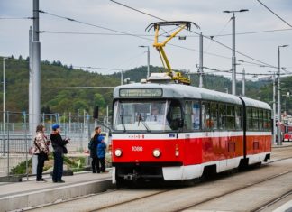 Příznivci hromadné dopravy v Brně se loučí s tramvajemi K2, jezdily od roku 1967
