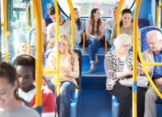 Světový den veřejné dopravy: V ČR veřejná doprava meziročně roste. Stát se podílí na jejím financování a organizaci