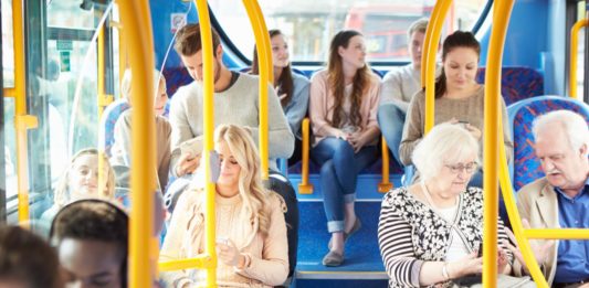 Světový den veřejné dopravy: V ČR veřejná doprava meziročně roste. Stát se podílí na jejím financování a organizaci