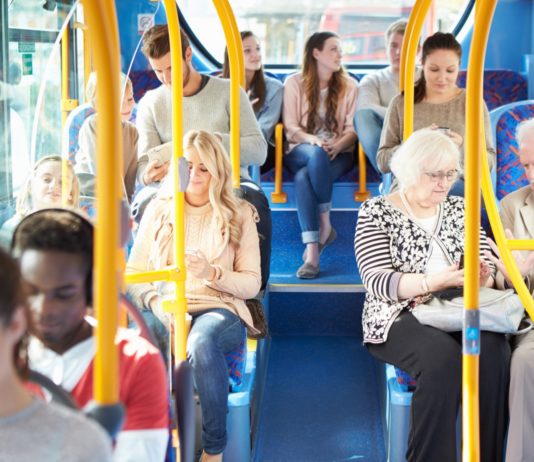 Světový den veřejné dopravy: V ČR veřejná doprava meziročně roste. Stát se podílí na jejím financování a organizaci