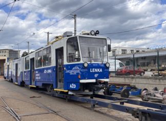 Brněnská tramvaj vyráží na železnici. DPMB ji pro AŽD renovoval na unikátní bateriový vůz, který bude vozit cestující u Jičína