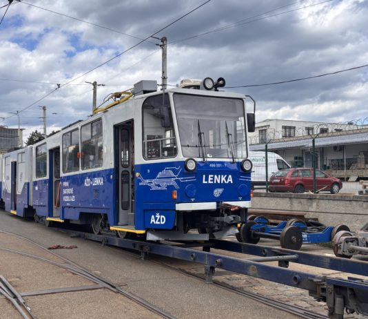 Brněnská tramvaj vyráží na železnici. DPMB ji pro AŽD renovoval na unikátní bateriový vůz, který bude vozit cestující u Jičína