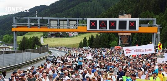 Brennerská dálnice byl kvůli demonstraci uzavřená, lidem vadí její přetížení