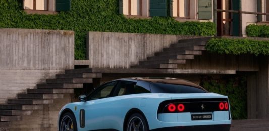 První elektromobil Ferrari je současně první pětimístný vůz značky