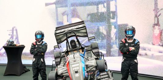 Tým EFORCE Prague Formula představil novou autonomní elektrickou formuli. Oproti loňské je lehčí a zároveň více odolná