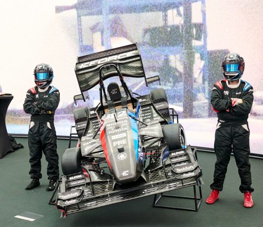 Tým EFORCE Prague Formula představil novou autonomní elektrickou formuli. Oproti loňské je lehčí a zároveň více odolná