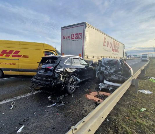 Dopravu na Pražském okruhu čtyři hodiny komplikovala nehoda dvou kamionů