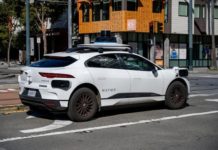 Waymo stahuje z provozu 3800 robotaxi kvůli riziku vjezdu na zaplavenou silnici