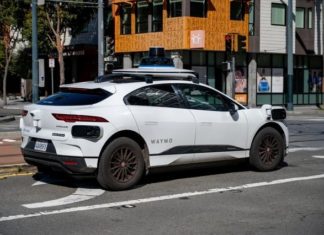Waymo stahuje z provozu 3800 robotaxi kvůli riziku vjezdu na zaplavenou silnici