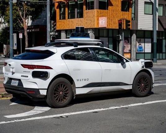 Waymo stahuje z provozu 3800 robotaxi kvůli riziku vjezdu na zaplavenou silnici