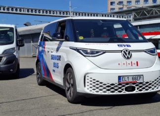 Za deset let služby Seniorbus řidiči provedli téměř 200 tisíc jízd. Kvůli zájmu město plánuje její rozšíření
