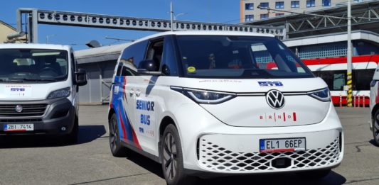 Za deset let služby Seniorbus řidiči provedli téměř 200 tisíc jízd. Kvůli zájmu město plánuje její rozšíření