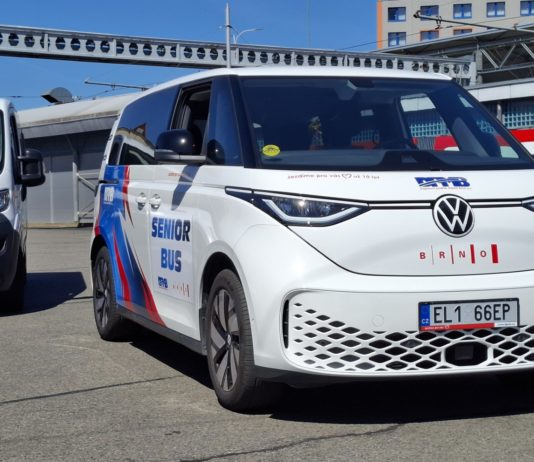 Za deset let služby Seniorbus řidiči provedli téměř 200 tisíc jízd. Kvůli zájmu město plánuje její rozšíření