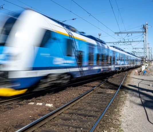 Rychlík na Klatovsku projel návěstidlo, evakuováno bylo 200 cestujících