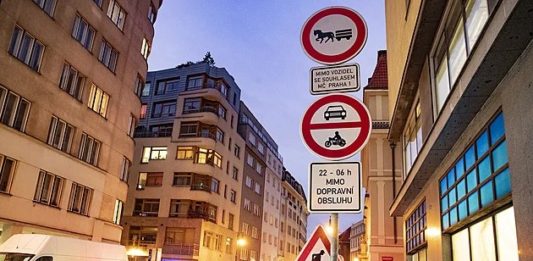 V pražské Petrské čtvrti začal platit zákaz vjezdu pro tranzitní dopravu