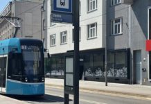 Revoluce jízdních řádů. DPO instaluje chytré e-papery na zastávkách
