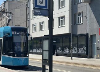 Revoluce jízdních řádů. DPO instaluje chytré e-papery na zastávkách