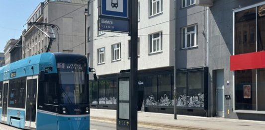 Revoluce jízdních řádů. DPO instaluje chytré e-papery na zastávkách