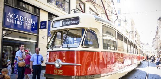 Dopravní nostalgie láká na historické vozy. Premiéru bude mít opravený trolejbus 9Tr