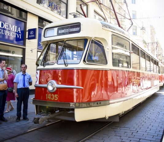 Dopravní nostalgie láká na historické vozy. Premiéru bude mít opravený trolejbus 9Tr