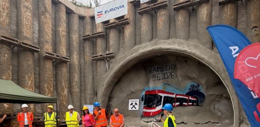 105 odstřelů a 4700 kg trhaviny. Nový tunel na Kamechy je proražený