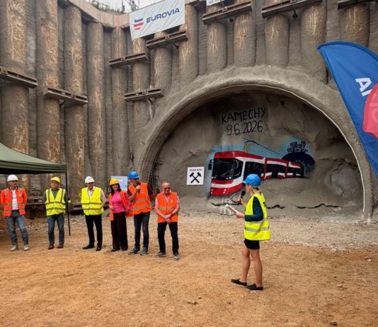 105 odstřelů a 4700 kg trhaviny. Nový tunel na Kamechy je proražený