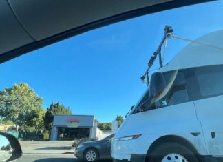 Okénko do světa a do budoucnosti: Velmi pravděpodobně začala příprava elektrických tahačů Tesla Semi pro autonomní provoz