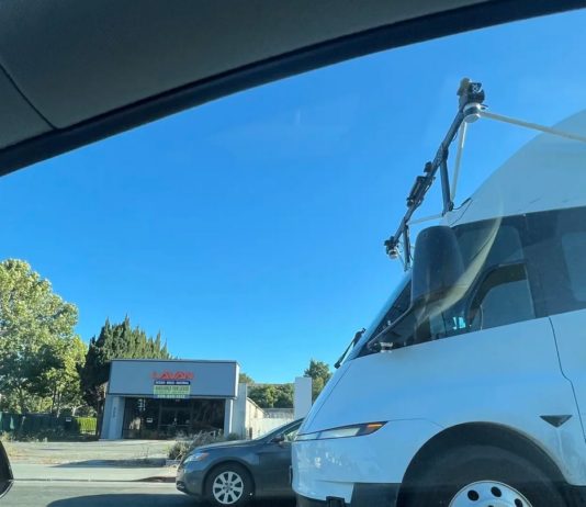 Okénko do světa a do budoucnosti: Velmi pravděpodobně začala příprava elektrických tahačů Tesla Semi pro autonomní provoz