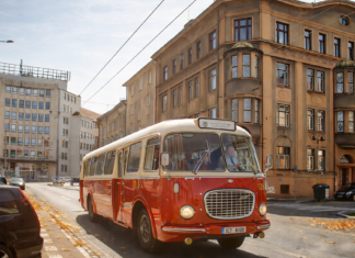 SVETZE SE RTOČKEM NEBO KAROSOU A OSLAVTE 75 LET AUTOBUSŮ V ČB