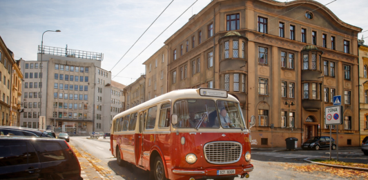 SVETZE SE RTOČKEM NEBO KAROSOU A OSLAVTE 75 LET AUTOBUSŮ V ČB