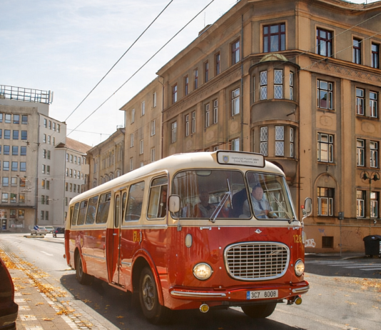 SVETZE SE RTOČKEM NEBO KAROSOU A OSLAVTE 75 LET AUTOBUSŮ V ČB