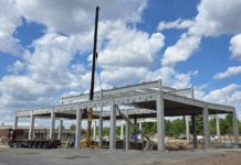 Modernizace vozovny ve Slatině pokročila do další fáze. Stavbaři začali montovat konstrukci nové haly