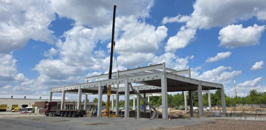 Modernizace vozovny ve Slatině pokročila do další fáze. Stavbaři začali montovat konstrukci nové haly
