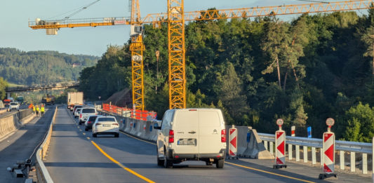 Na dálnici D1 začala auta jezdit po opravené polovině mostu Šmejkalka