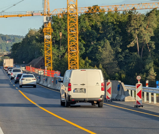 Na dálnici D1 začala auta jezdit po opravené polovině mostu Šmejkalka
