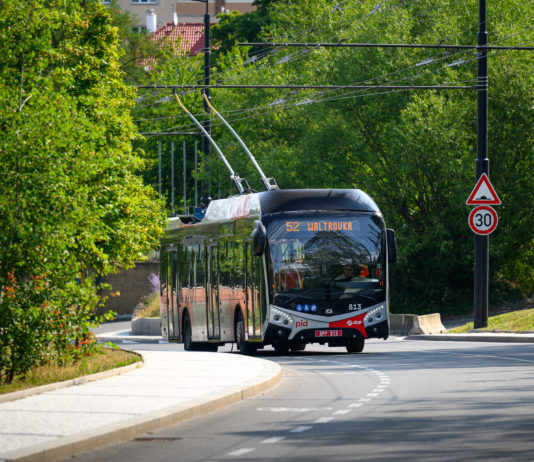 Autobusová linka 137 Na Knížecí – Waltrovka – Jinonice se od pondělí mění na plně trolejbusovou 52