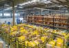 Umělá inteligence v logistice: zadavatelé a 3PL ji využívají jinak Distribuční sklad s regály a žlutými přepravkami se zbožím