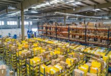 Umělá inteligence v logistice: zadavatelé a 3PL ji využívají jinak Distribuční sklad s regály a žlutými přepravkami se zbožím