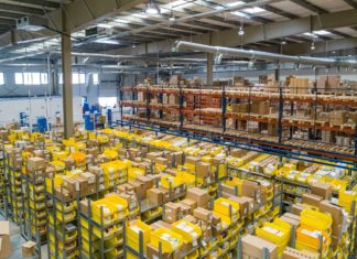Umělá inteligence v logistice: zadavatelé a 3PL ji využívají jinak Distribuční sklad s regály a žlutými přepravkami se zbožím