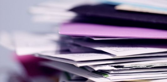 AI v nákupu běžně využívá jen třetina firem, ruční práce stojí miliony Hromada papírových dokumentů a obálek na stole