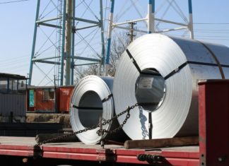 ArcelorMittal nakupuje kamionovou přepravu automaticky, šetří až 6 % Svitky ocelového plechu upevněné řetězem na návěsu nákladního vozidla