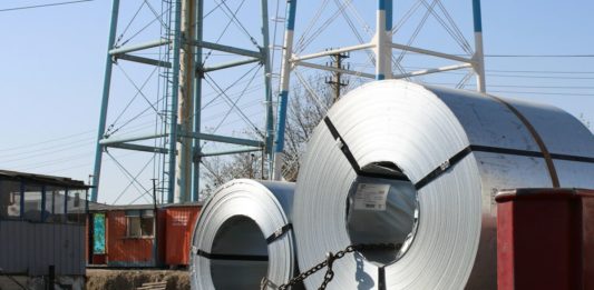 ArcelorMittal nakupuje kamionovou přepravu automaticky, šetří až 6 % Svitky ocelového plechu upevněné řetězem na návěsu nákladního vozidla