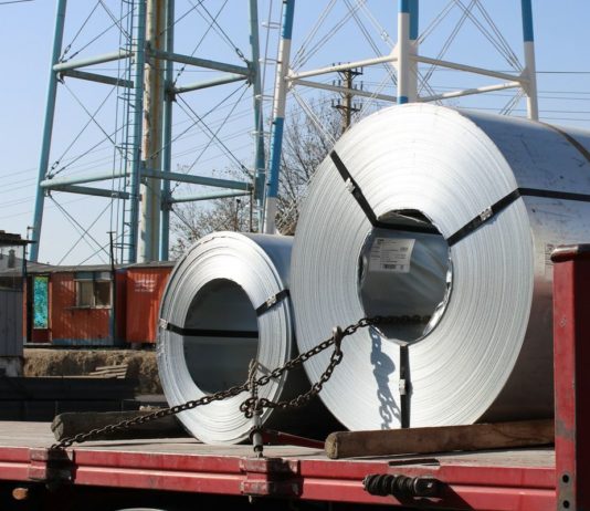 ArcelorMittal nakupuje kamionovou přepravu automaticky, šetří až 6 % Svitky ocelového plechu upevněné řetězem na návěsu nákladního vozidla