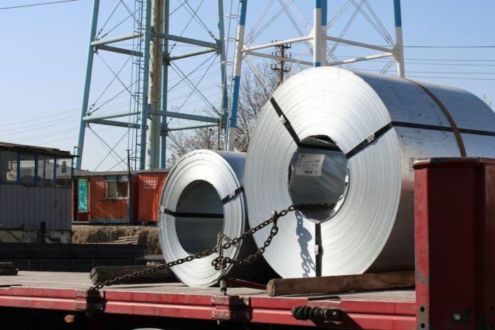 ArcelorMittal nakupuje kamionovou přepravu automaticky, šetří až 6 % Svitky ocelového plechu upevněné řetězem na návěsu nákladního vozidla