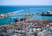 Geopolitika a AI vedou žebříček trendů dodavatelských řetězců 2027 Letecký pohled na kontejnerový terminál s jeřáby a námořním přístavem