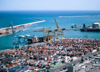 Geopolitika a AI vedou žebříček trendů dodavatelských řetězců 2027 Letecký pohled na kontejnerový terminál s jeřáby a námořním přístavem